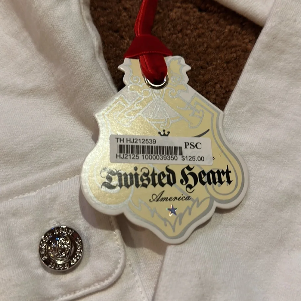 NWT. Women’s Twisted Heart zip up hoodie. Size L._5